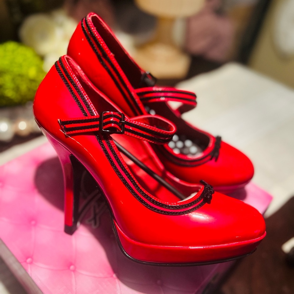 Pinup Couture, size 11, new in box, patent leather red pumps